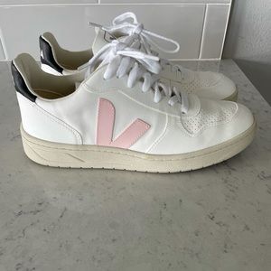 Veja v- 10 tennis shoes